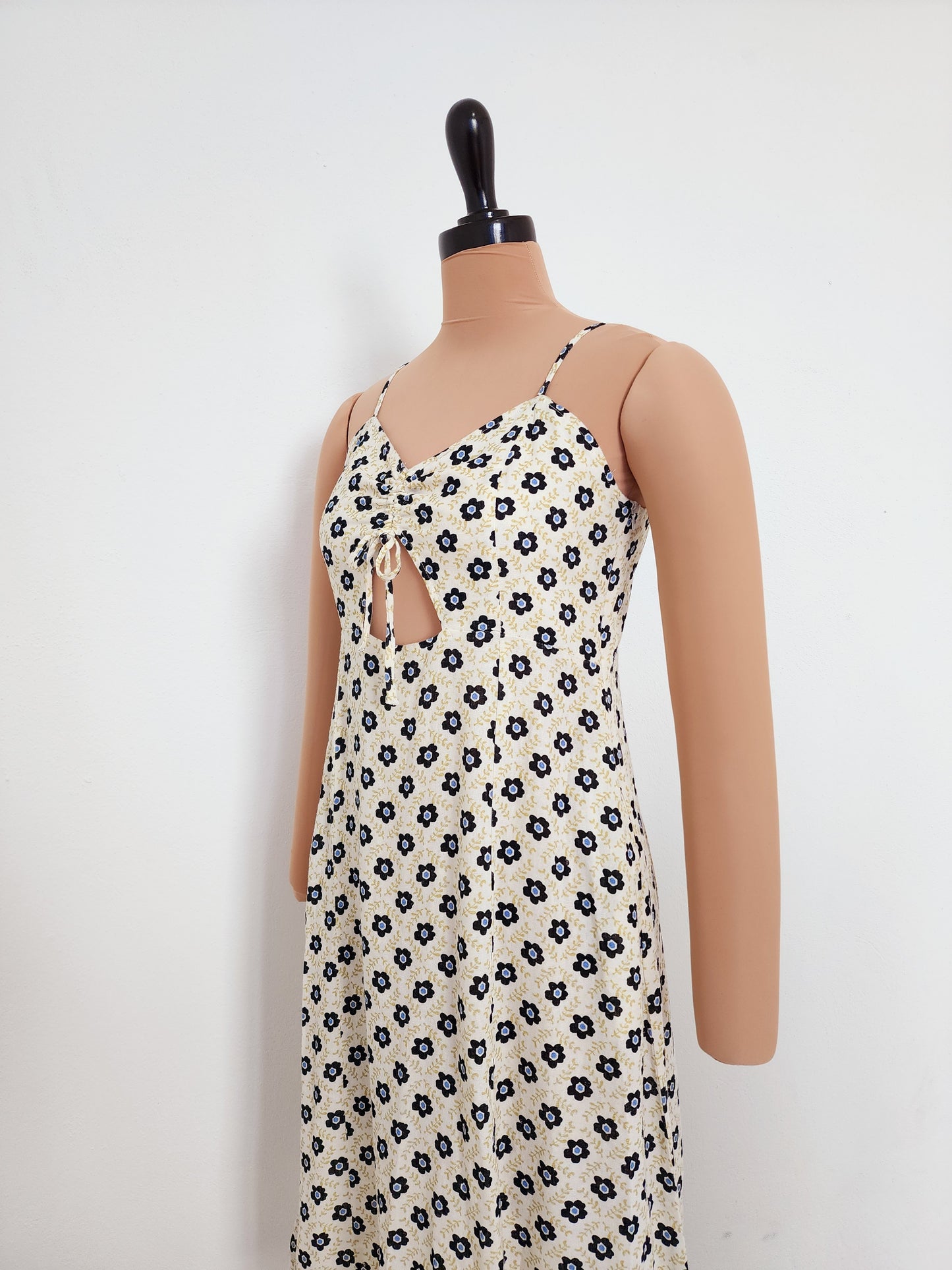 Smoked Blossom Linen Dress - Black